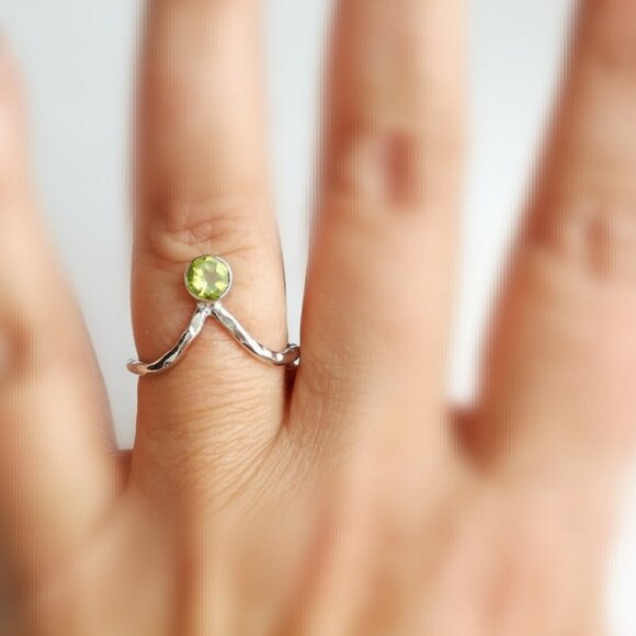 New hammered sterling silver V shaped ring with Peridot - Picture 3 of 4